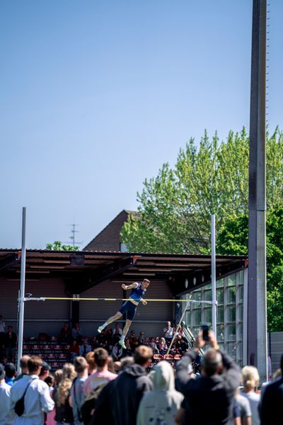 Nico Beckers (LAV Bayer Uerdingen/Dormagen) beim Stabhochsprung am 08.05.2022 beim Stadtwerke Ratingen Mehrkampf-Meeting 2022 in Ratingen